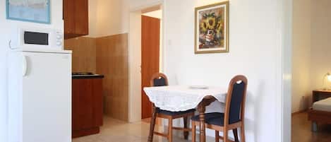 Apartment (A2) | Dining
