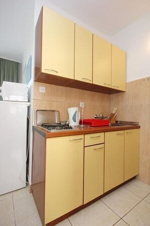 Apartment (A2) | Private kitchen | Fridge, microwave, stovetop, electric kettle - Apartments Tonka (Orebic)