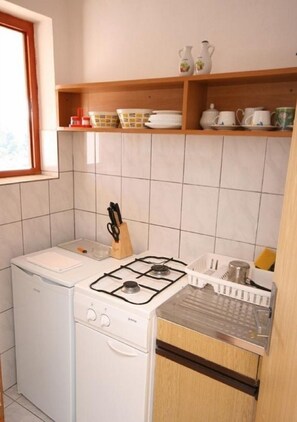 Refrigerador, placa de cocina, tetera/pava eléctrica