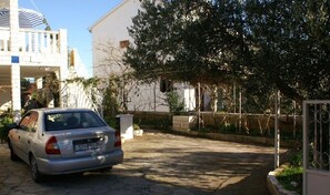 Courtyard - Apartments Amalija (Rogoznica)