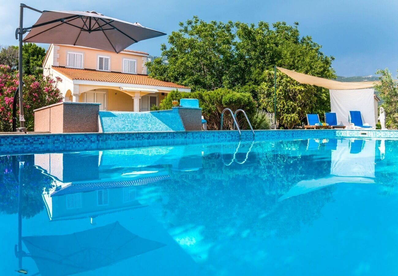 House | Outdoor pool | Outdoor pool, a heated pool