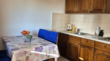 Apartment (A2) | Eigene Küche | Kühlschrank, Mikrowelle, Herdplatte, Espressomaschine