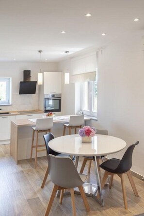 Apartemen (A1) | Dapur pribadi | Lemari es, microwave, oven, dan kompor