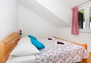 Iron/ironing board, free WiFi - House Miho (Omis)