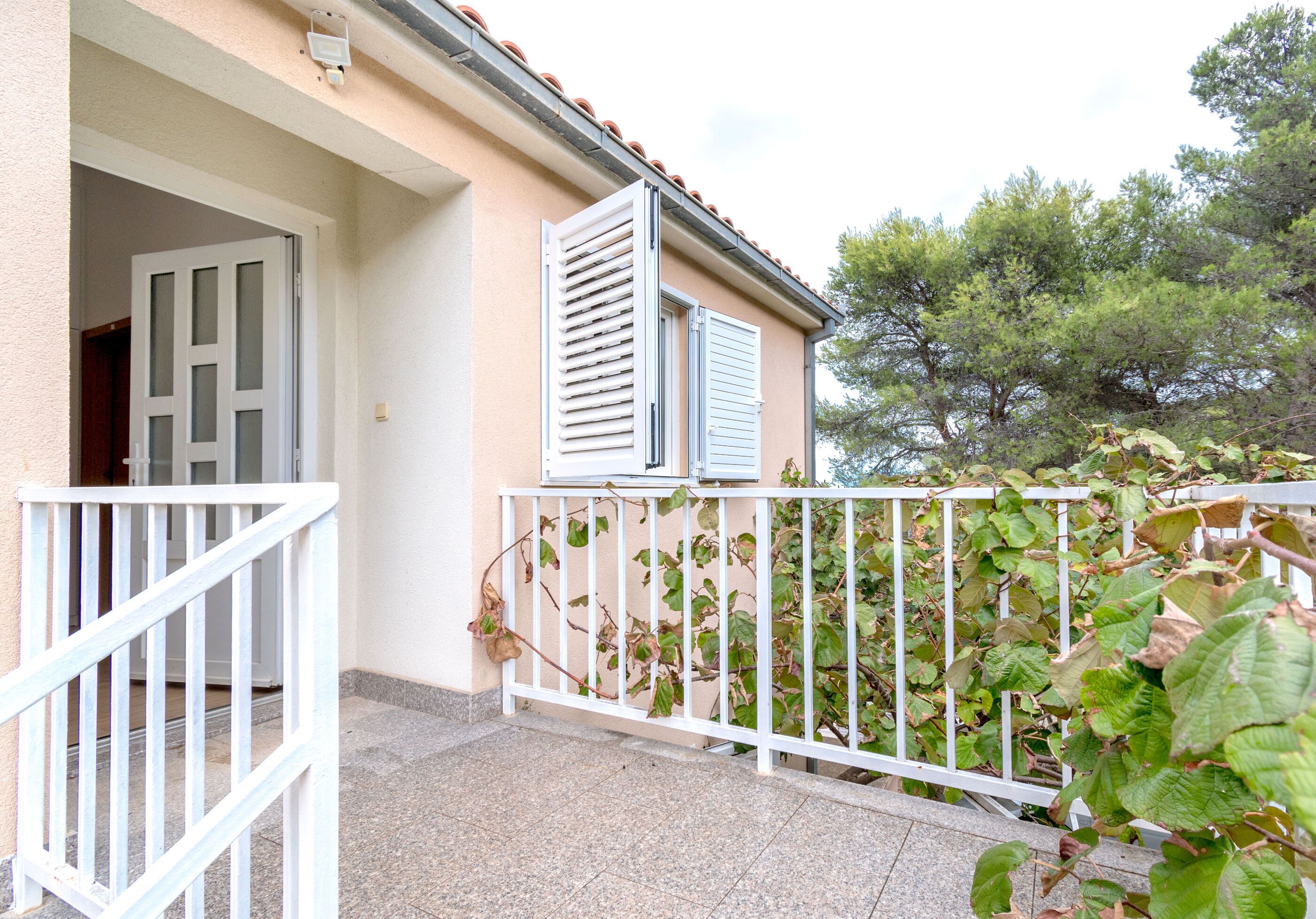 Un bâtiment doté d’un balcon, d’une porte et d’une balustrade.
