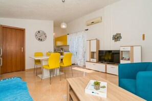 A compact living space with a dining area, kitchenette, and a seating area. - Apartment Angie (Solta)