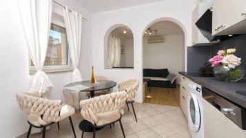 Apartment (A1) | Private kitchen | Fridge, oven, stovetop, cookware/dishes/utensils