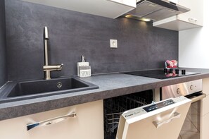 Apartment (A2) | Private kitchen | Fridge, oven, stovetop, cookware/dishes/utensils - Apartments Ani (Vodice)