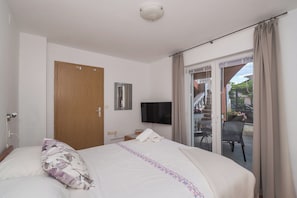 Apartment (A1) | Television - Apartments Jak (Vodice)