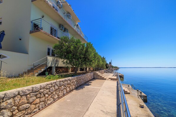 Beach nearby - Apartments Domagoj (Karlobag)