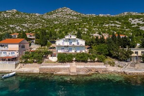 Beach nearby - Apartments Domagoj (Karlobag)