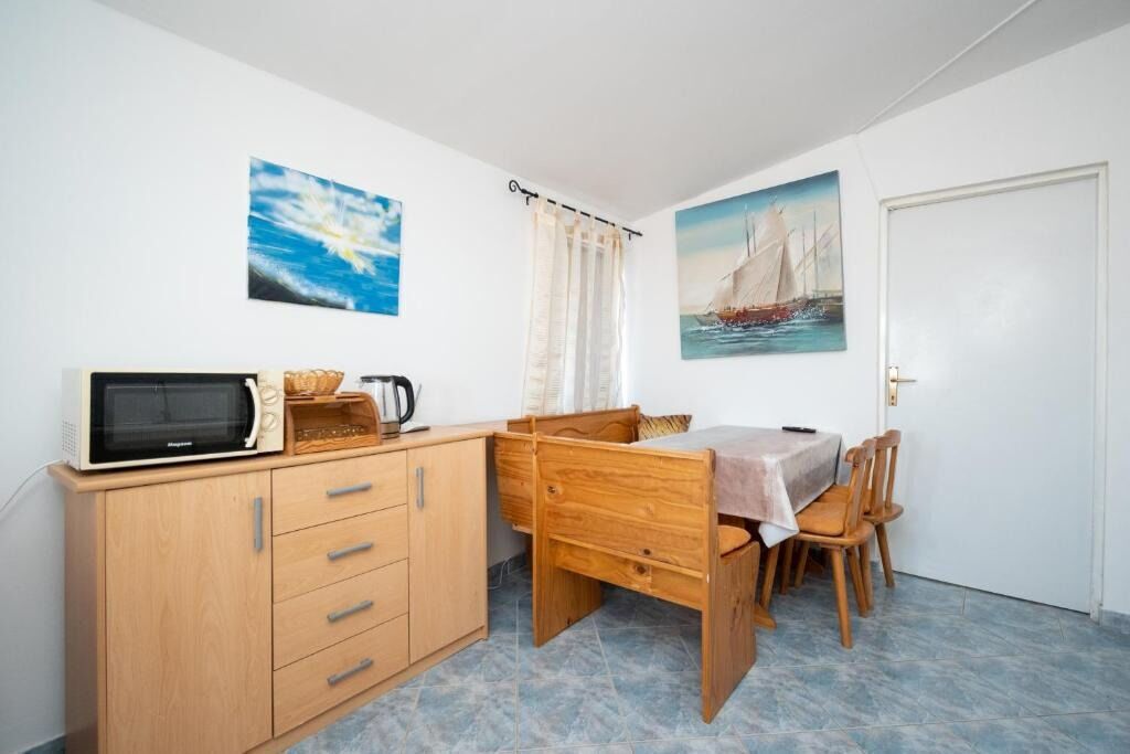 Apartment (A2) | Dining