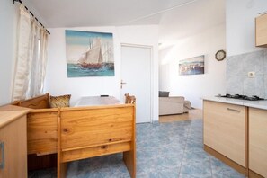 Apartment (A2) | Eigene Küche | Kühlschrank, Mikrowelle, Ofen, Herdplatte