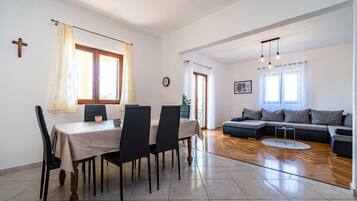 Apartment (A1) | Dining