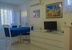 Apartment (A1) | Tempat makan