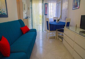 Căn hộ (A1) | Phòng khách