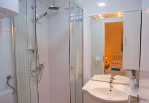 Apartment (A1) | Bathroom