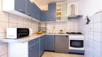 Refrigerador, placa de cocina, tetera/pava eléctrica