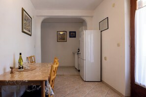 Apartment (A2) | Tempat makan