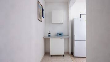 Apartment (A2) | Eigene Küche | Kühlschrank, Herdplatte, Wasserkocher, Kochgeschirr/Geschirr/Besteck