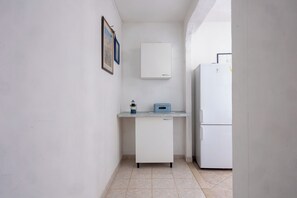 Apartment (A2) | Private kitchen | Fridge, stovetop, electric kettle, cookware/dishes/utensils - Apartments Soni (Postira)