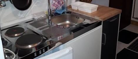 Apartment (A1) | Private kitchen | Fridge, microwave, stovetop, electric kettle