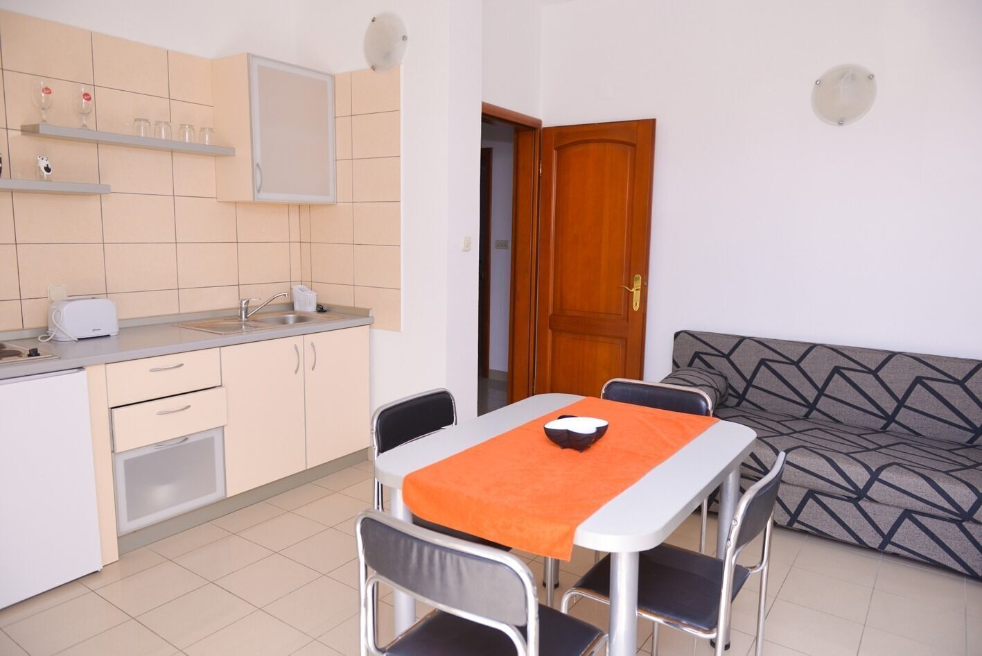 Apartment (A7) | Private kitchen | Fridge, stovetop, electric kettle, cookware/dishes/utensils