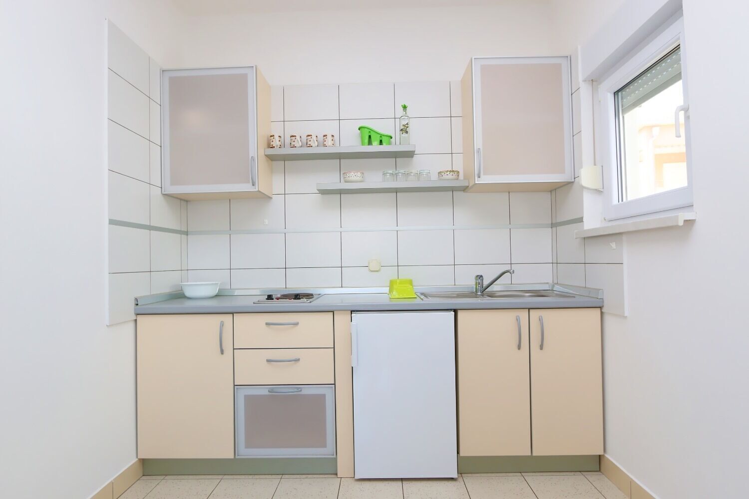 Apartment (A4) | Private kitchen | Fridge, stovetop, electric kettle, cookware/dishes/utensils