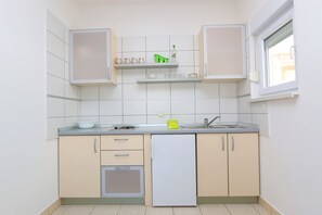 Apartment (A4) | Private kitchen | Fridge, stovetop, electric kettle, cookware/dishes/utensils