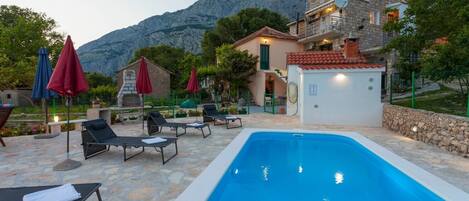 Sisäuima-allas, ulkouima-allas