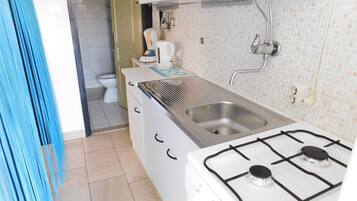 Lejlighed (A1) | Privat køkken | Kogeplade, køkkentøj/tallerkener/redskaber