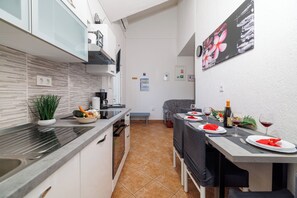 Apartemen (A2) | Dapur pribadi | Lemari es, microwave, oven, dan kompor