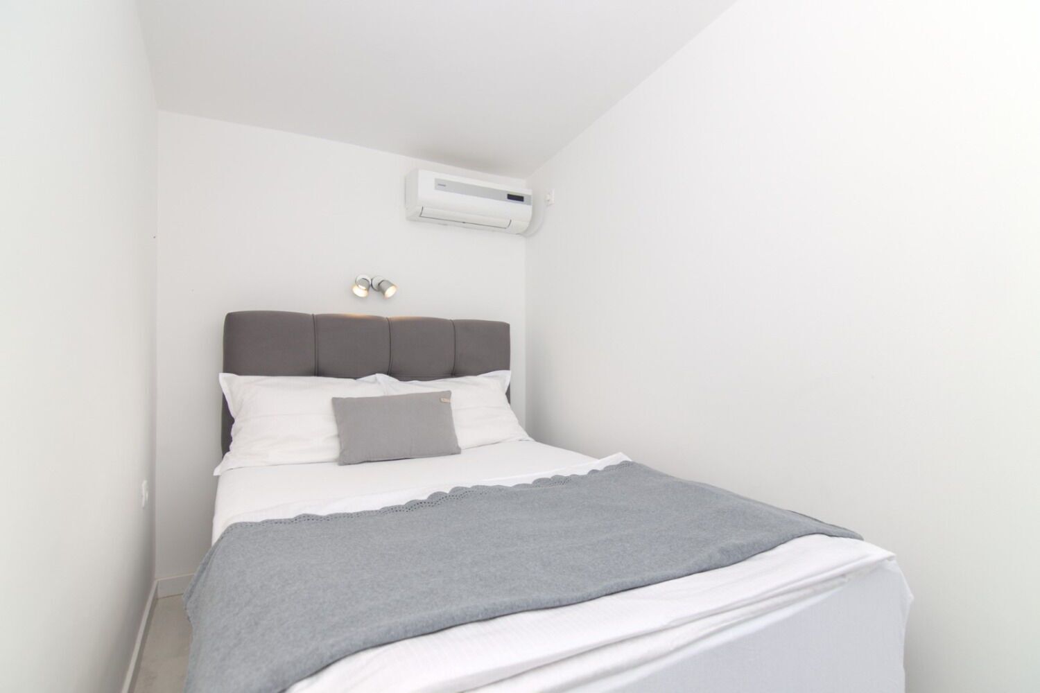 House | Iron/ironing board, free WiFi