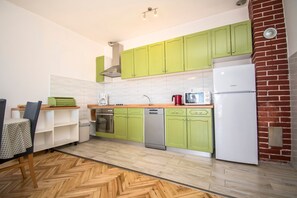 Appartement (A2) | Privékeuken | Een koelkast, een magnetron, een oven, een kookplaat