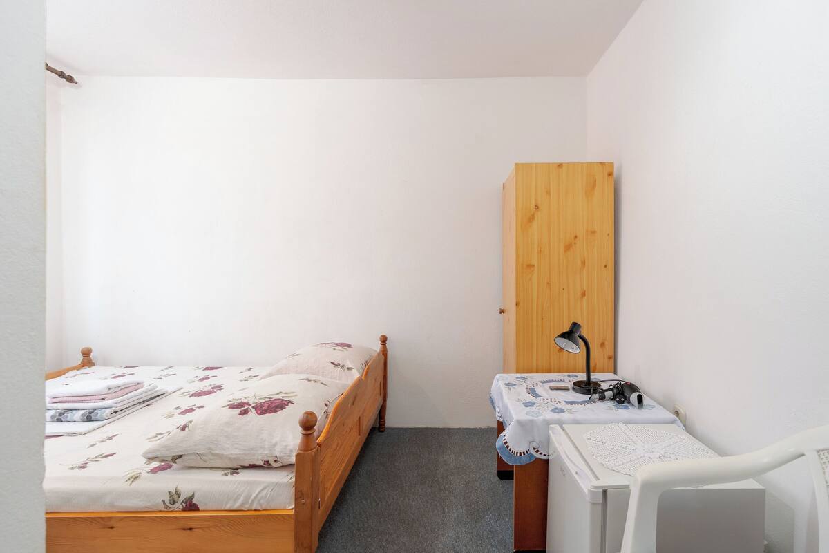 Room (S1)