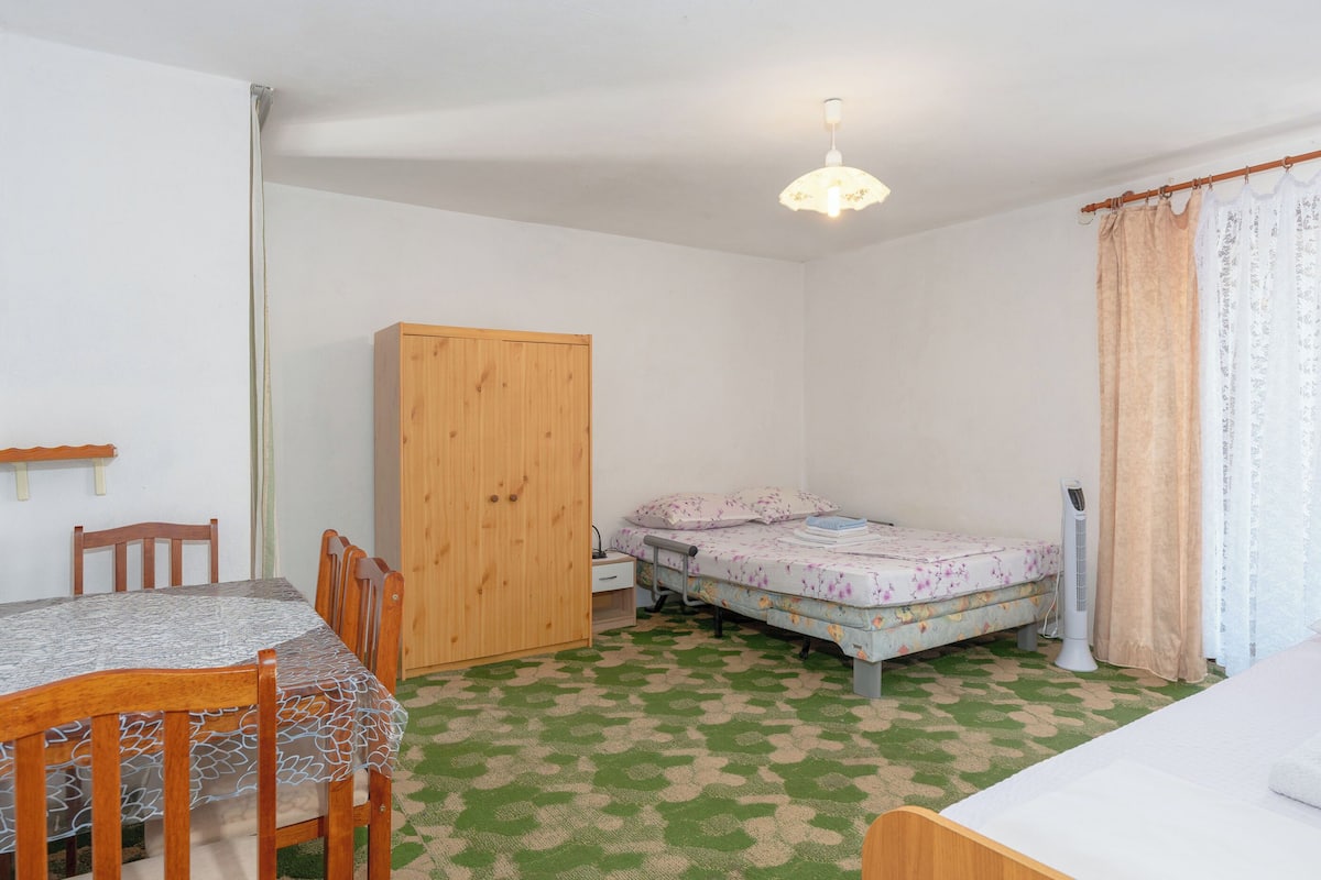 Room (S4)