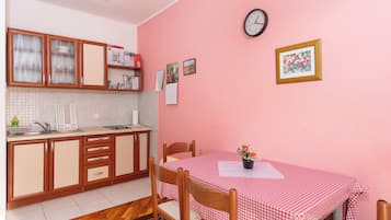Refrigerador, placa de cocina, cafetera expreso, tetera/pava eléctrica
