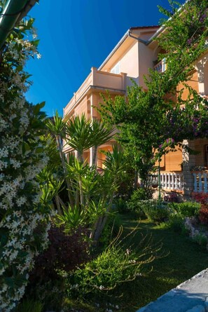 Courtyard - Apartments Anka (Rab)