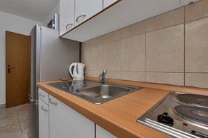 Apartment (A1) | Private kitchen | Fridge, microwave, stovetop, electric kettle - Apartment Petar (Makarska)