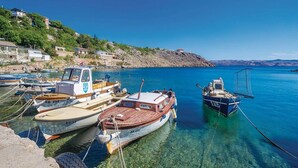 A marina with several boats docked. - Apartments Ivni (Karlobag)