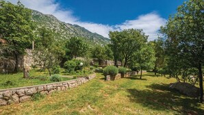Property grounds - Apartments Ivni (Karlobag)