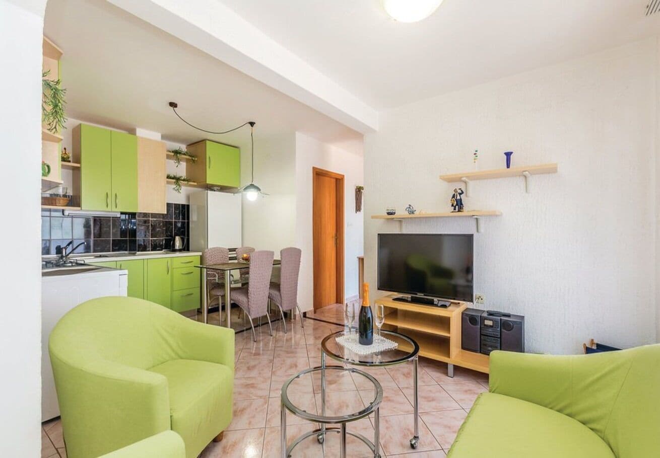 Een modern appartement met keuken, eethoek en woonkamer.