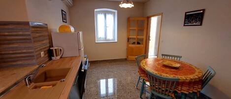 Lejlighed (A1) | Privat køkken | Køleskab, mikrobølgeovn, ovn, kogeplade