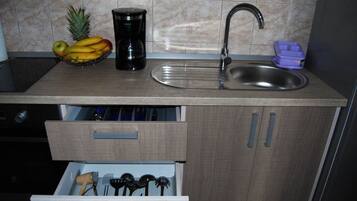 Apartment (A1) | Private kitchen | Fridge, microwave, oven, stovetop