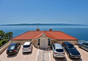 セルフパーキング (1 日につき 12 EUR)