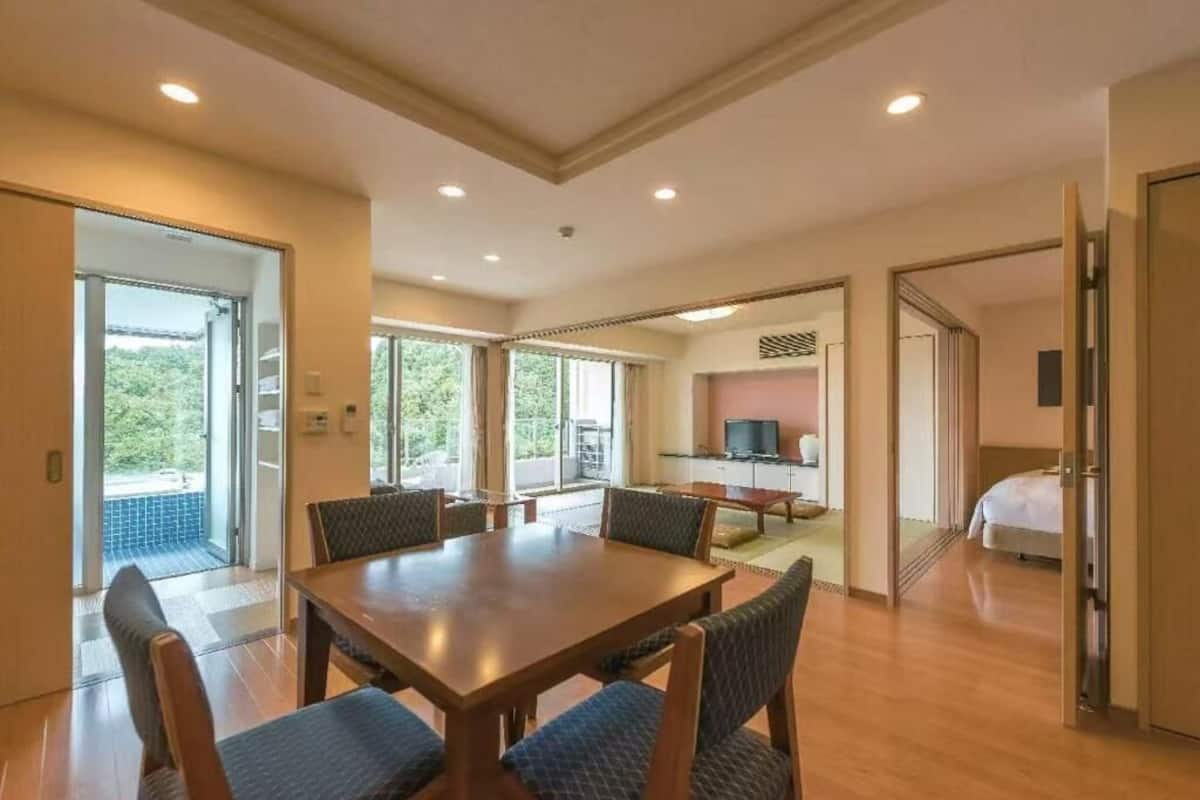 Executive Twin Room, Hill View | Desk, laptop workspace, free WiFi