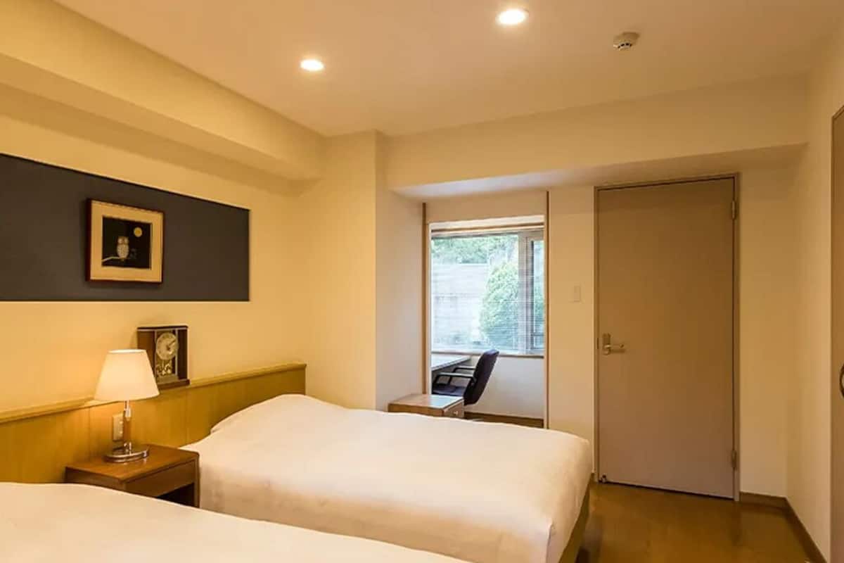 Premium bedding, in-room safe, desk, laptop workspace