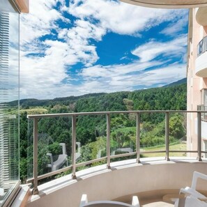 スーペリア スイート 1 ベッドルーム バルコニー マウンテンビュー | テラス / パティオ