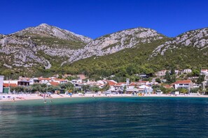 Una playa cerca
