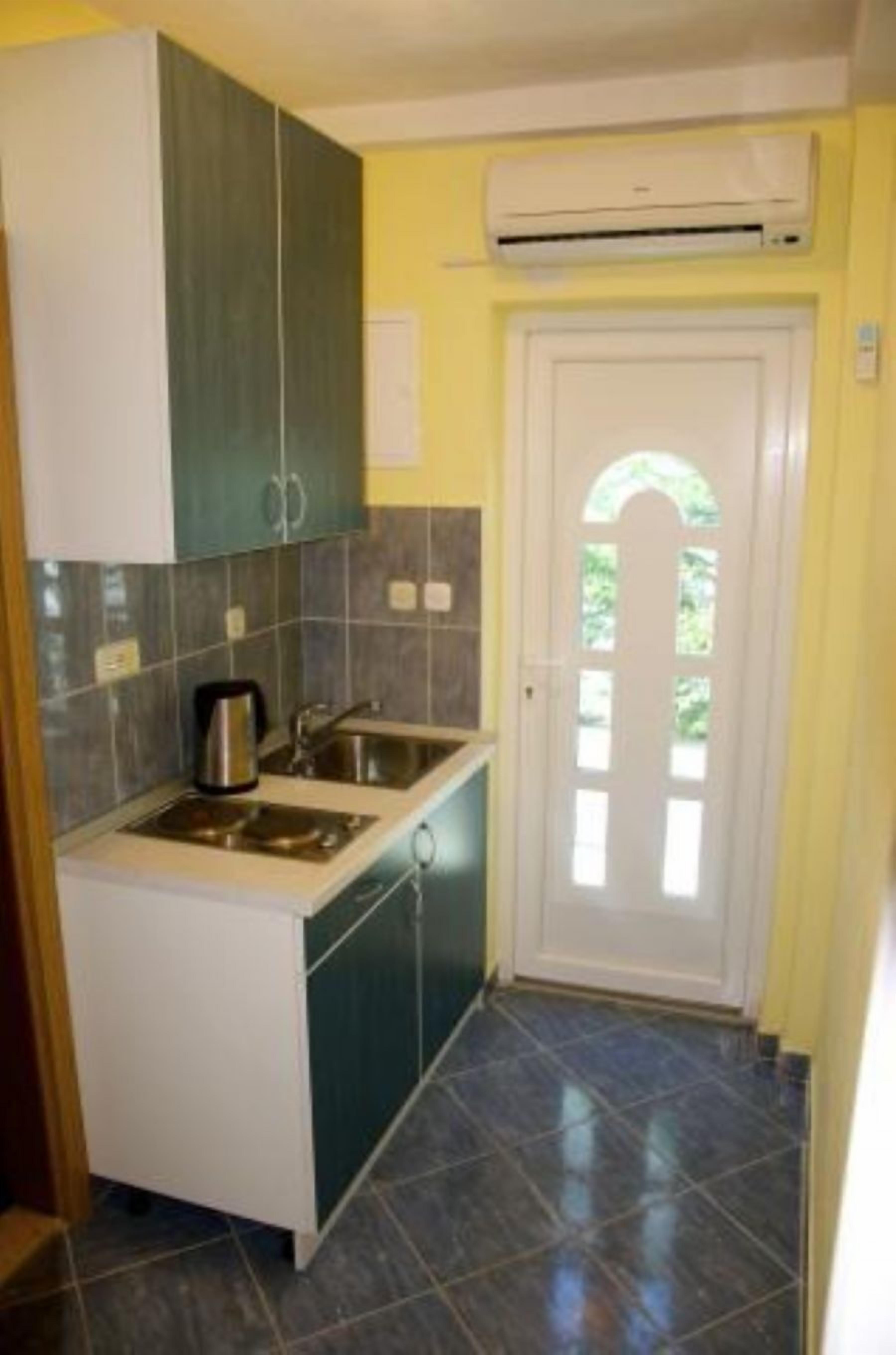 Refrigerador, microondas, placa de cocina, cafetera expreso